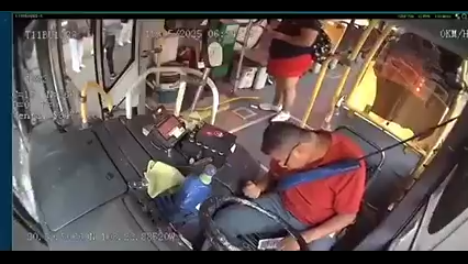 El agresor, molesto por una falla mecánica en la unidad que retrasó su traslado, primero pateó al chofer y luego lo golpeó en el rostro antes de asestarle un fuerte golpe en la cabeza con el termo.