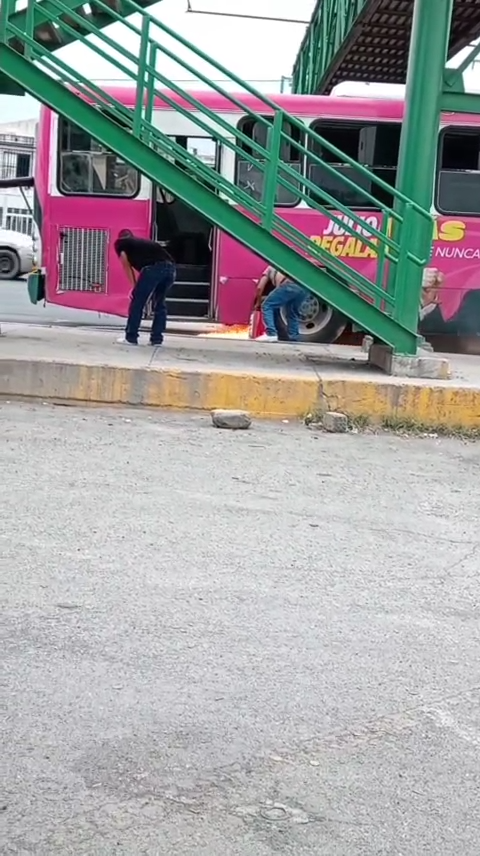 El camión afectado fue retirado con apoyo de una grúa, y el tránsito en la zona fue restablecido después de varios minutos.