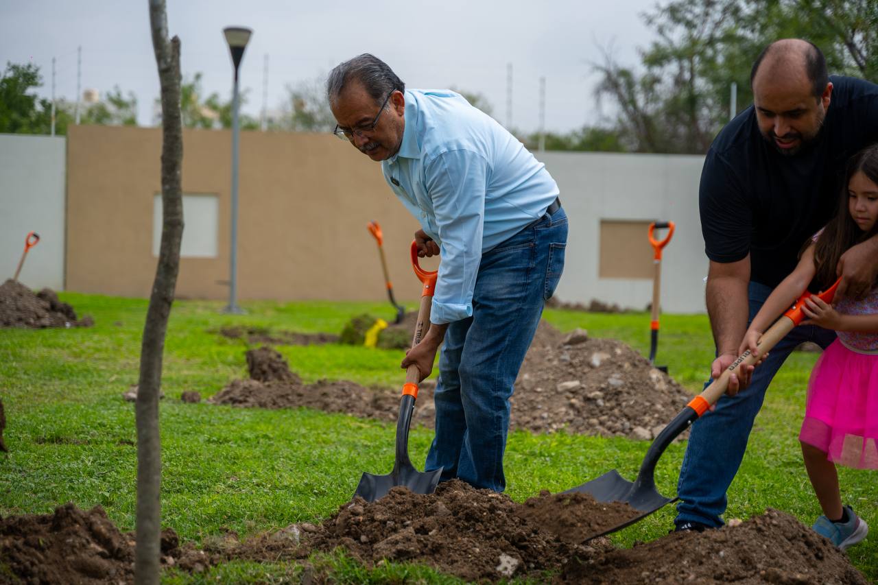 El Municipio de Escobedo continúa su transformación verde y este sábado llegó a la zona oriente, donde el alcalde Andrés Mijes encabezó la siembra de árboles nativos de la región en la colonia Anáhuac San Patricio.