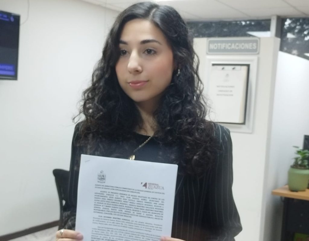 La alcaldesa emanada de Morena, se presentó en la sede de la fiscalía, donde luego de entregar el escrito, tras señalar que el jueves el secretario del Ayuntamiento, Alan Segovia, convocó a sesión de Cabildo, cuando es atribución de ella.
