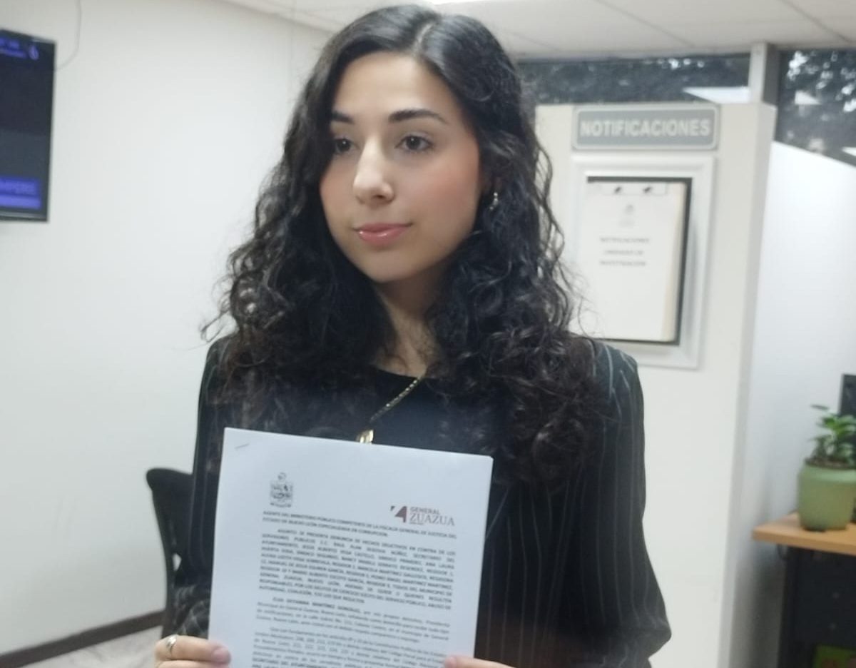 La alcaldesa emanada de Morena, se presentó en la sede de la fiscalía, donde luego de entregar el escrito, tras señalar que el jueves el secretario del Ayuntamiento, Alan Segovia, convocó a sesión de Cabildo, cuando es atribución de ella.