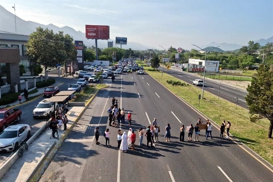 bloquearon la Carretera Nacional la mañana de este lunes para exigir la restauración del suministro eléctrico, tras pasar más de 72 horas sin luz.