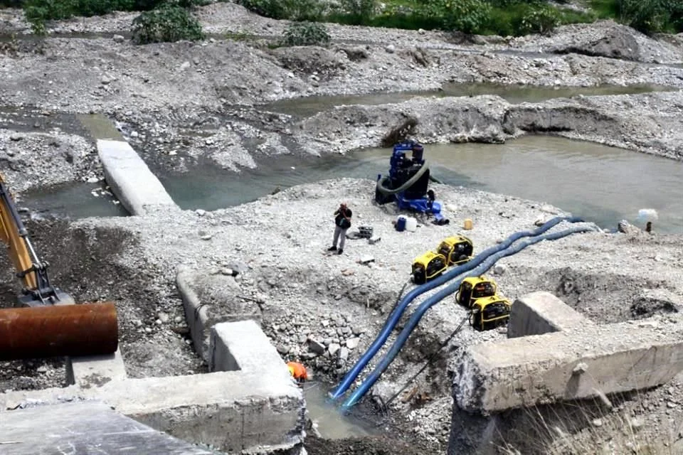 Una grave fuga de agua potable afectó durante cuatro días a varias colonias de Guadalupe y San Nicolás, tras la ruptura de un ducto de 36 pulgadas ocasionada por la caída de un talud del Río Santa Catarina.