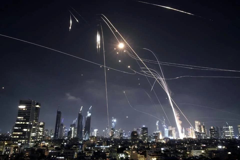 El ataque con misiles iraní ocurre un día después de que Israel destruyera infraestructura nuclear en Irán y matara a altos mandos.