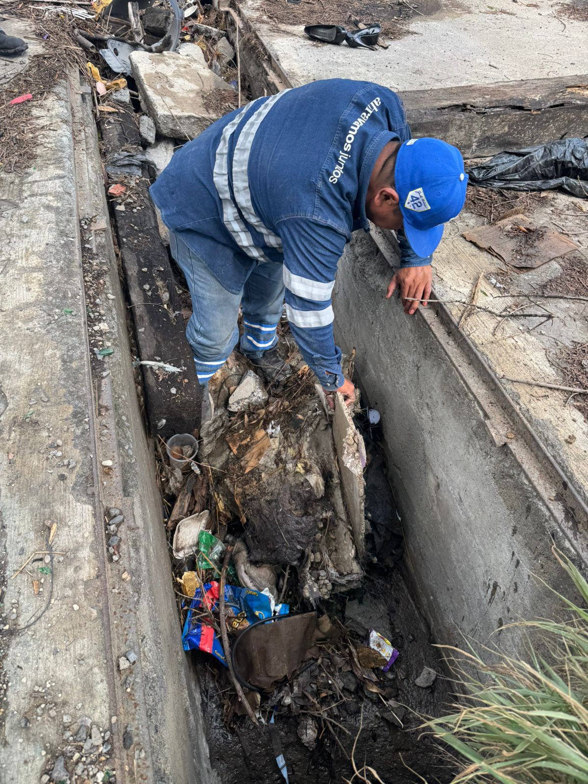 En el cruce de Fidel Velázquez y Copán se retiró una gran cantidad de basura por lo que se reitera el llamado a la comunidad para  evitar tirar deshechos en las calles, con lo cual se logra evitar que se tapen rejillas y pluviales.