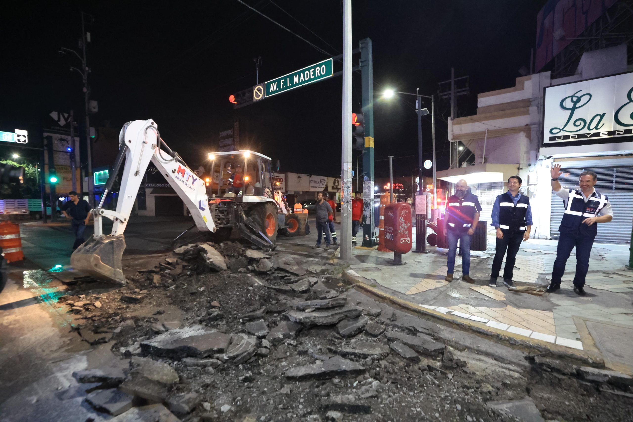 “Monterrey Limpio que es un cúmulo de acciones, no solamente del tema de barrido y pepena, de ser más eficientes en la recolección de los más de mil botes de basura que existen en la zona centro de la ciudad donde se recolectan cerca de 300 toneladas diarias entre barrido, pepena.