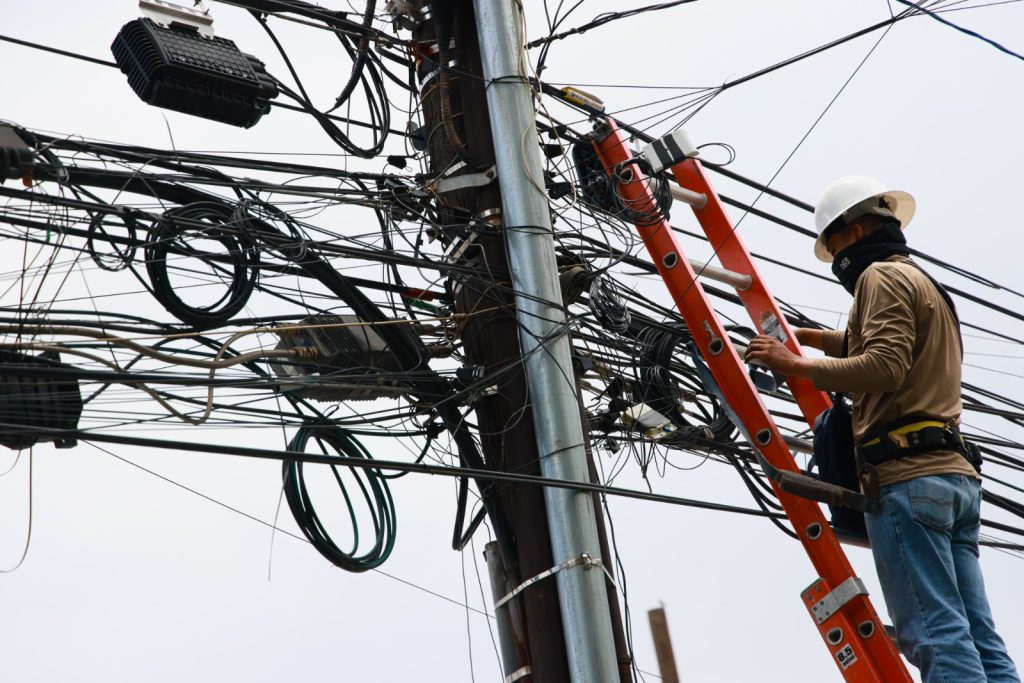 La meta del programa Monterrey Limpio es eliminar al menos un millón de metros lineales (equivalente a mil kilómetros) de cableado que no se utiliza.