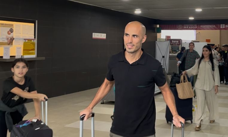El Conde fue asediado por las preguntas de los medios de comunicación que estuvieron presentes en su regreso en el Aeropuerto Internacional de Monterrey, pero Guido desvió y evitó dar declaraciones.