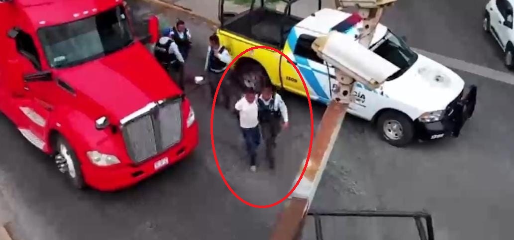 De acuerdo con el reporte oficial, agentes municipales realizaban un recorrido de prevención y vigilancia cuando personal del C4 detectó, a través de las cámaras, un tráiler color rojo remolcando una caja seca con la placa 32UC8A, misma que contaba con reporte de robo desde abril de 2024.