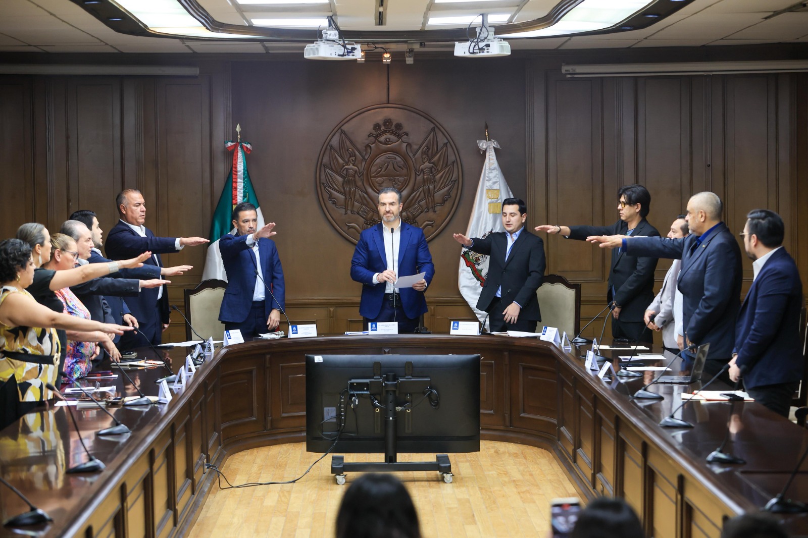 Como parte de las acciones para mejorar el servicio a la ciudadanía de Monterrey, el alcalde Adrián de la Garza, tomó protesta a los integrantes del Consejo Municipal de Innovación Gubernamental.