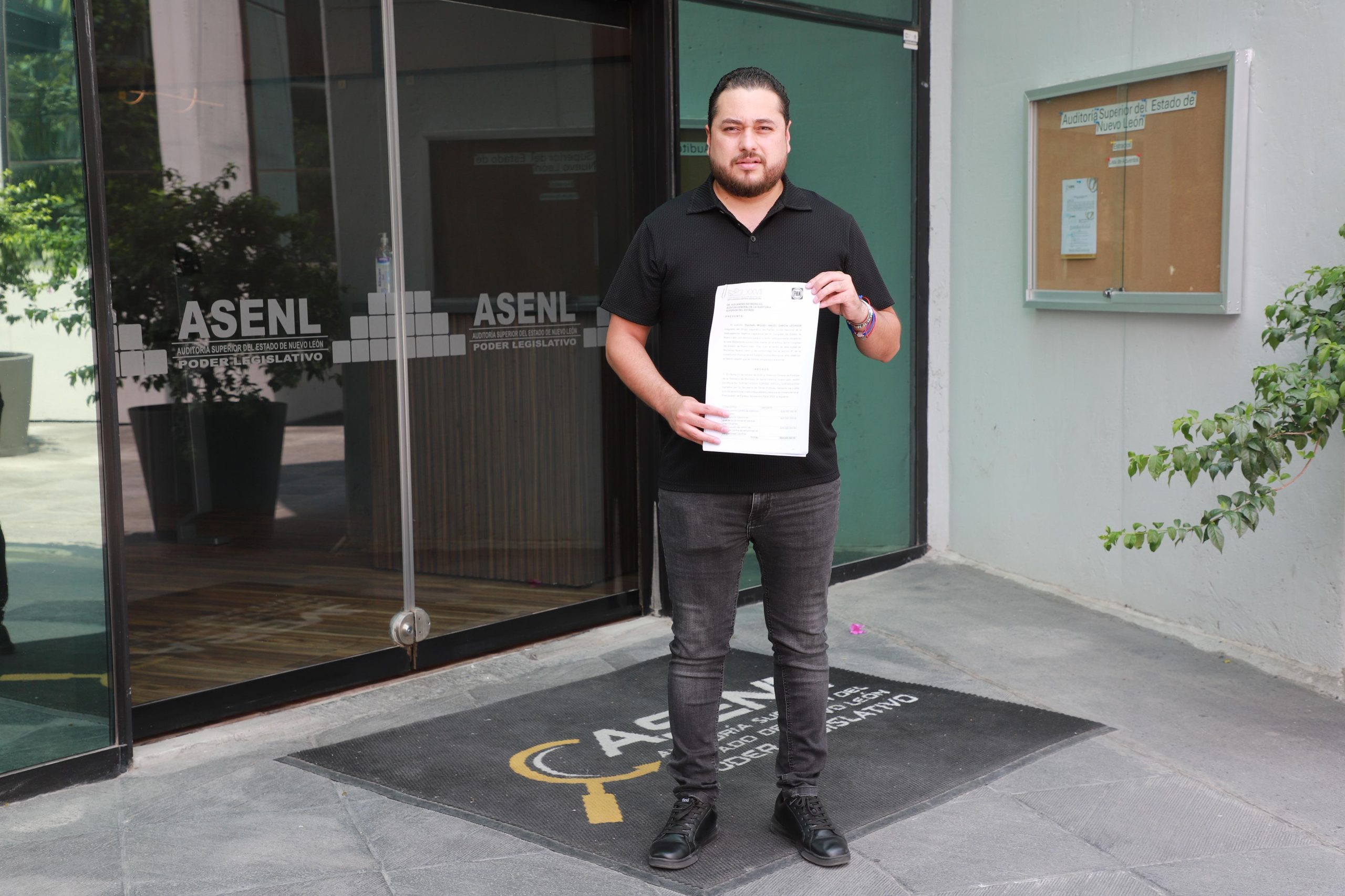 El legislador Miguel Lechuga, entregó un oficio a la Auditoría Superior del Estado para que llevé a cabo una revisión especial del proyecto de venta.