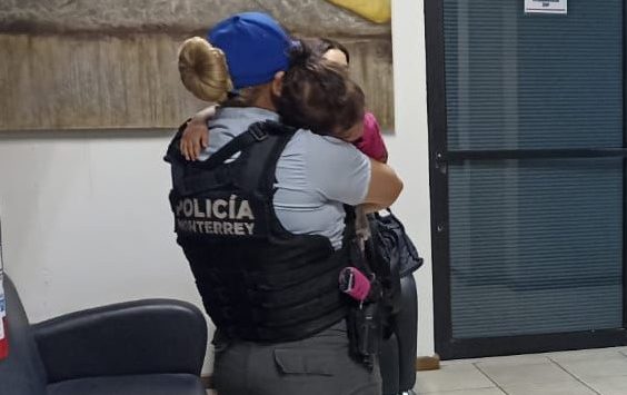 Cabe mencionar que diferentes vecinos de esa colonia, informaron que la niña siempre sale sola de su casa y ponía en peligro su integridad, ya que su madre no la cuida.