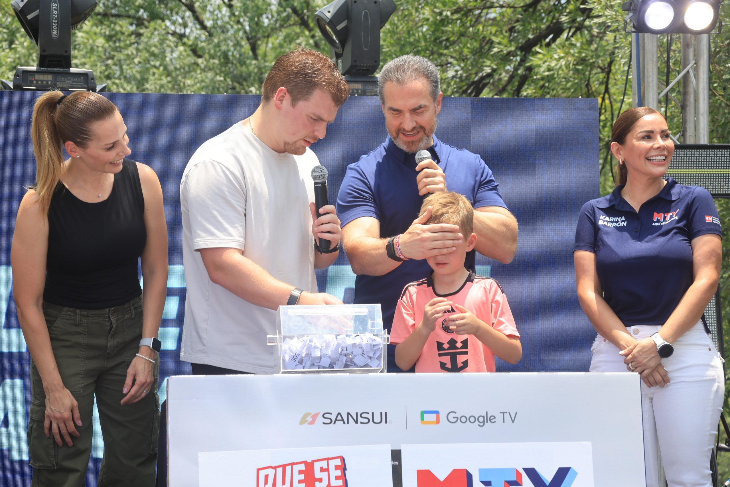 Festeja Monterrey a los padres con evento “Que se arme, papá”