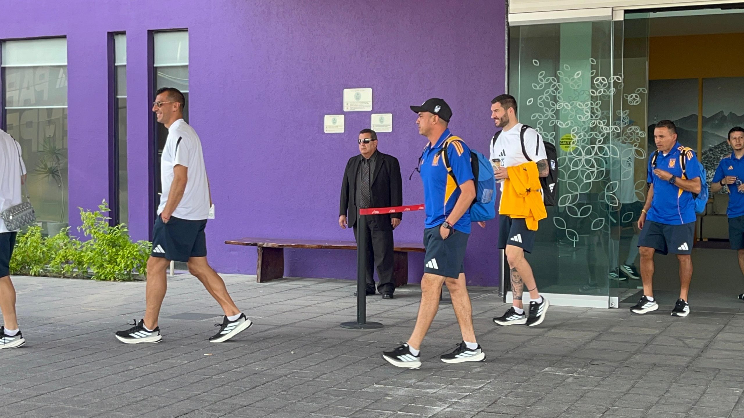 André Pierre Gignac fue el primero en arribar por su cuenta y luego lo hicieron sus demás compañeros, a bordo del Tigre bus  oficial del club , mientras que Javier Aquino, fue otro de los que prefirió llegar directo al lugar.