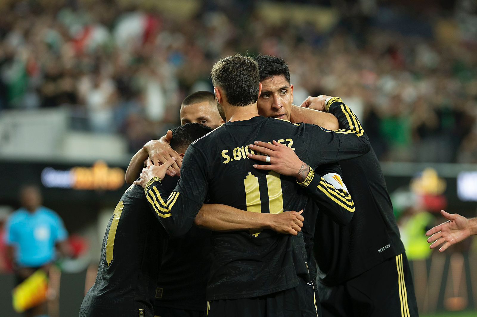 Con apuros y serios aprietos la selección mexicana se impuso 3-2 a su similar de República Dominicana en su debut en la Copa Oro, en Los Ángeles California.