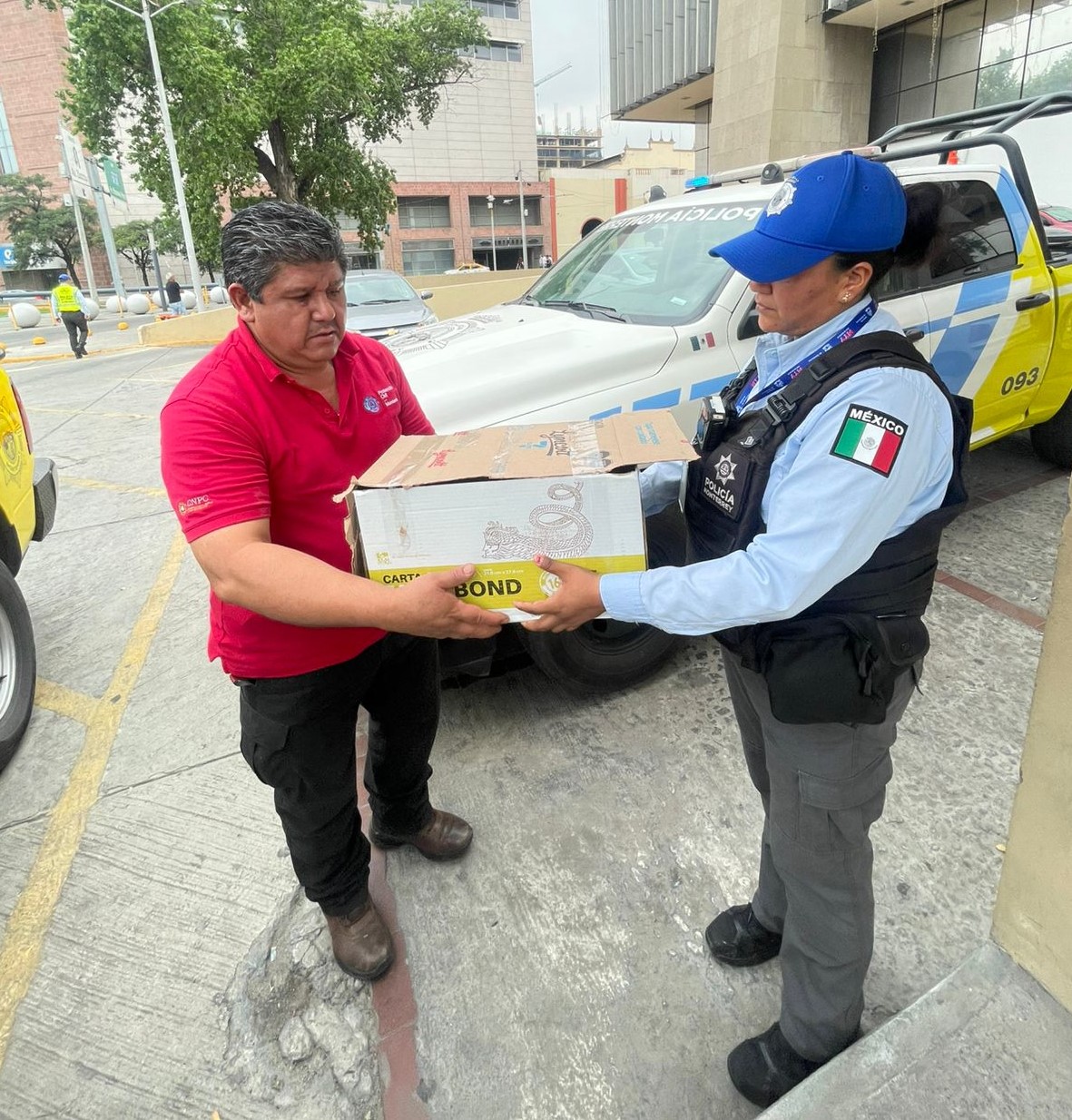 Una oficial de la Policía de Monterrey, asignada a la zona turística, rescató a 11 patos que se encontraban por Zaragoza, entre Ocampo y Constitución.