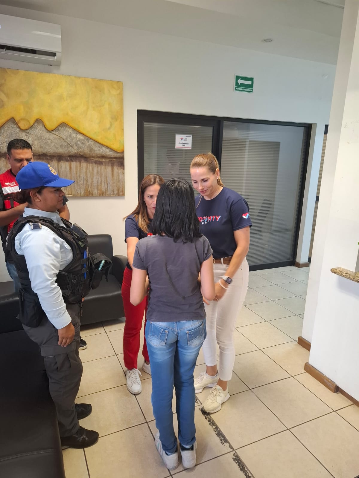 Una niña de once años de edad fue localizada por oficiales de la Policía de Monterrey, luego de salirse de la escuela donde estudiaba y extraviarse, argumentando no quería regresar a su casa.