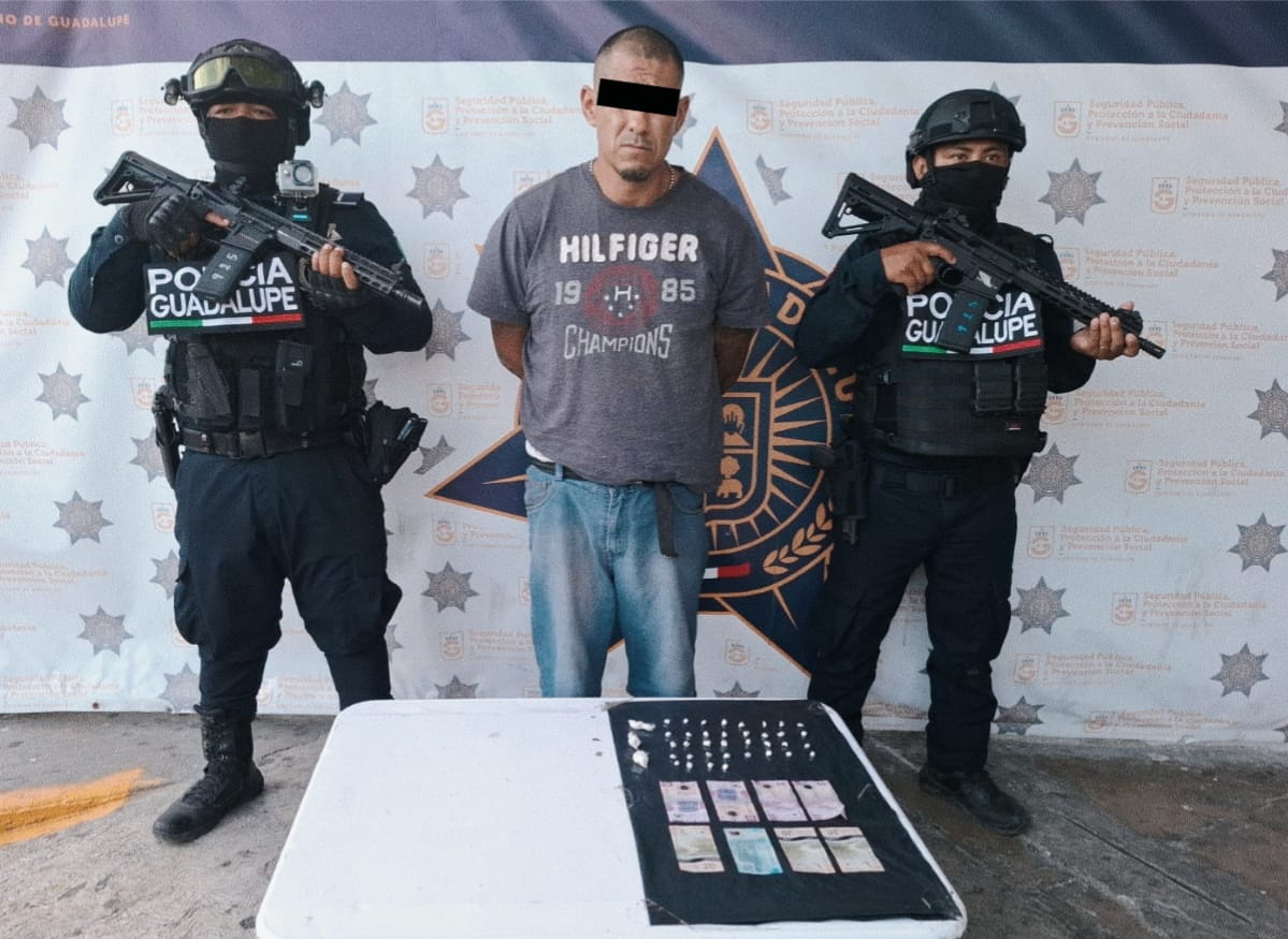 La motocicleta en la que se desplazaba también fue asegurada como parte de la evidencia. El detenido fue puesto a disposición del Ministerio Público por delitos contra la salud, mientras se realizan las investigaciones correspondientes.