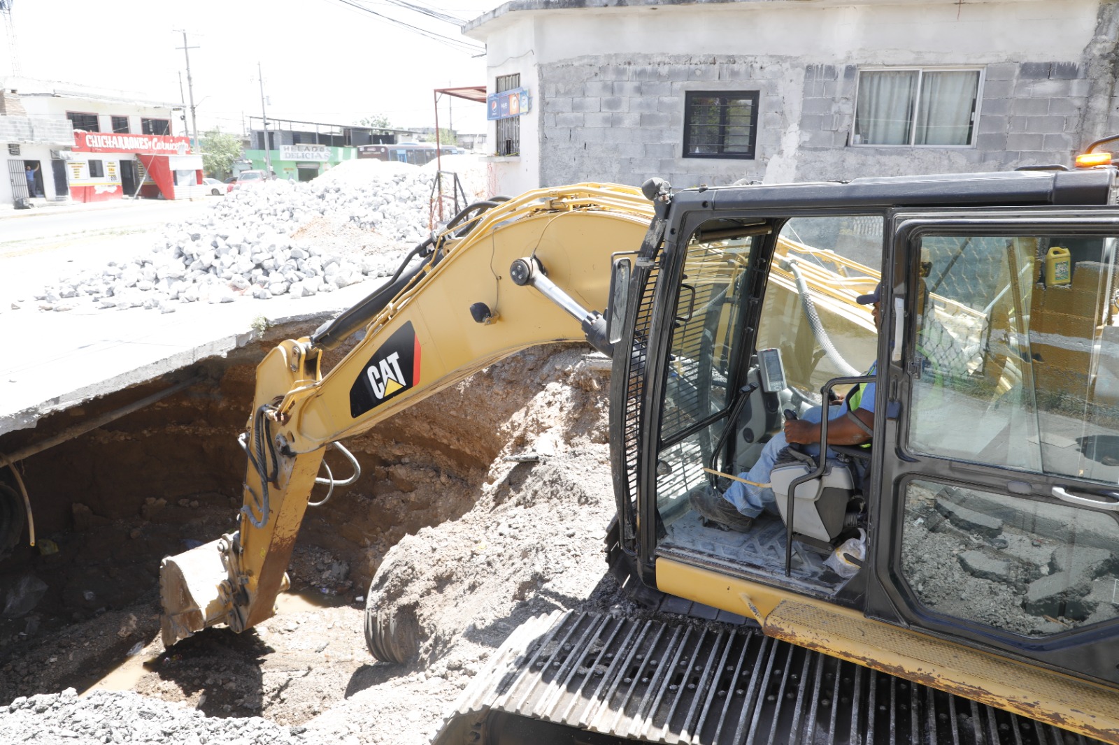 Martiniano Rueda, Secretario de Obras Públicas, explicó que, desde la formación del socavón con medidas de cinco metros de profundidad y ocho metros de diámetro