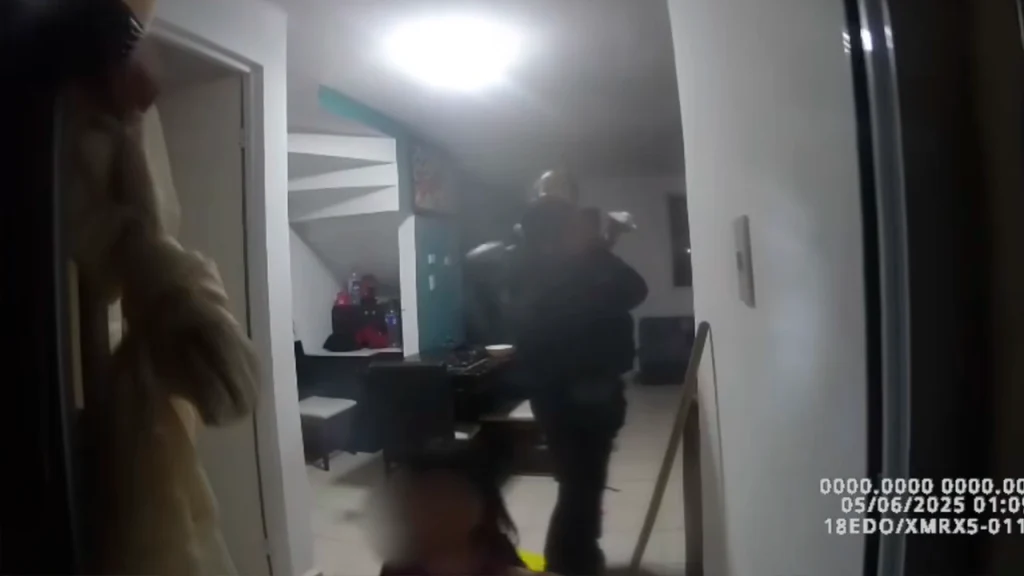 Elementos de Proxpol del municipio de Escobedo atendieron un reporte ciudadano que alertaba sobre el llanto constante de dos niñas al interior de una casa en la colonia Real de Los Agaves.