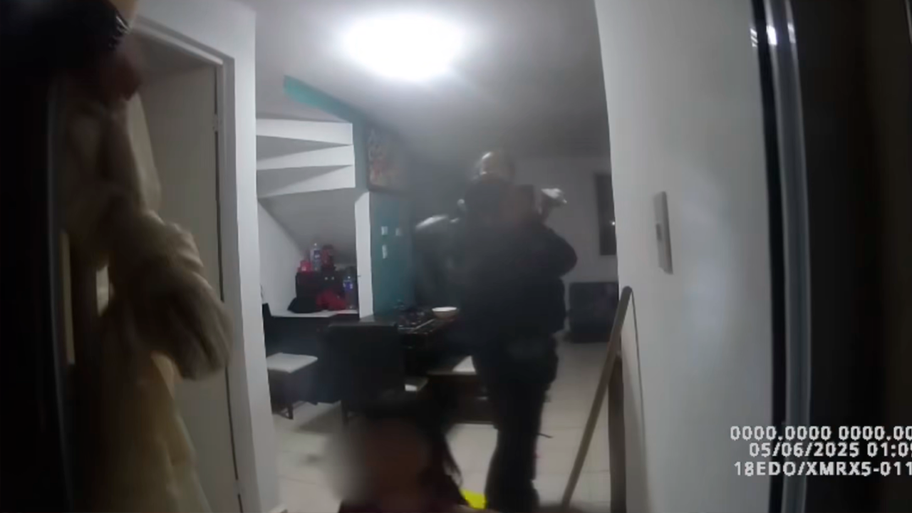 Elementos de Proxpol del municipio de Escobedo atendieron un reporte ciudadano que alertaba sobre el llanto constante de dos niñas al interior de una casa en la colonia Real de Los Agaves.
