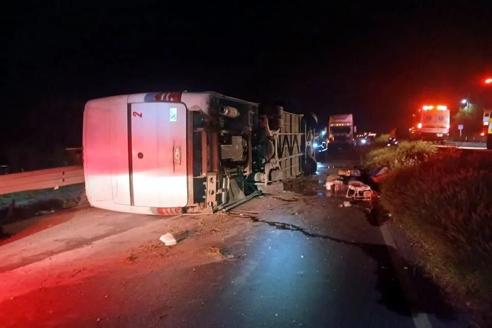 El autobús, con 45 pasajeros a bordo, había salido minutos antes del municipio de Escobedo con rumbo a Tampico, Tamaulipas.