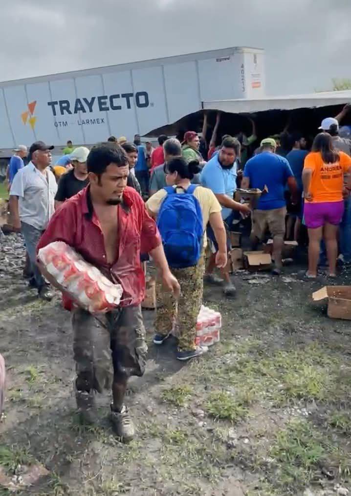 Un tráiler que transportaba cerveza volcó este lunes sobre la Carretera Nacional, en el kilómetro 32 del tramo Victoria-Monterrey, a la altura del sitio conocido como Plan de Ayala, en Ciudad Victoria, Tamaulipas.