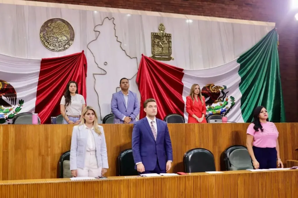 Durante la sesión de la Diputación Permanente del Congreso del Estado, el diputado José Manuel Valdez, presidente de la Mesa Directiva, solicitó un minuto de silencio en memoria de las 11 personas fallecidas en el accidente ocurrido en la Carretera Nacional, a la altura del poblado La Laja, en Hualahuises.