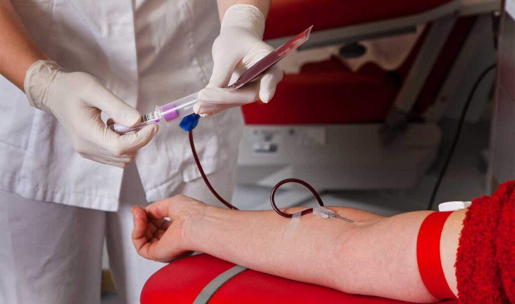 Erik Alejandro Díaz Chuc, jefe del Banco de Sangre del HU, destacó la importancia de obtener sangre segura para cirugías y emergencias, señalando que la donación altruista en México aún es baja, representando solo el 8.2%.