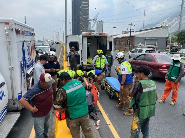 Un joven de 18 años fue atropellado este miércoles mientras realizaba labores de pintura y mantenimiento sobre la avenida Constitución, a la altura de la avenida Santa Bárbara, en el municipio de Monterrey