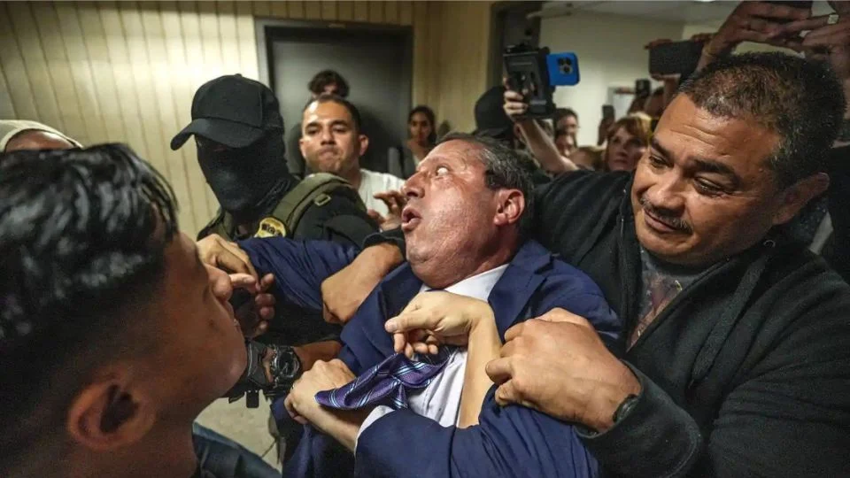 El contralor fue “secuestrado por agentes enmascarados y detenido por el ICE”, una acción grave de violación de los derechos