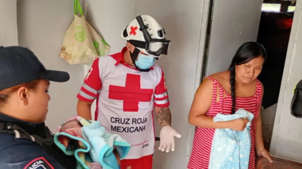 Ambos fueron trasladados al Hospital Materno Infantil en Guadalupe para recibir atención médica especializada. La intervención oportuna de la policía y los servicios de emergencia fue clave para asegurar el bienestar de madre e hijo.