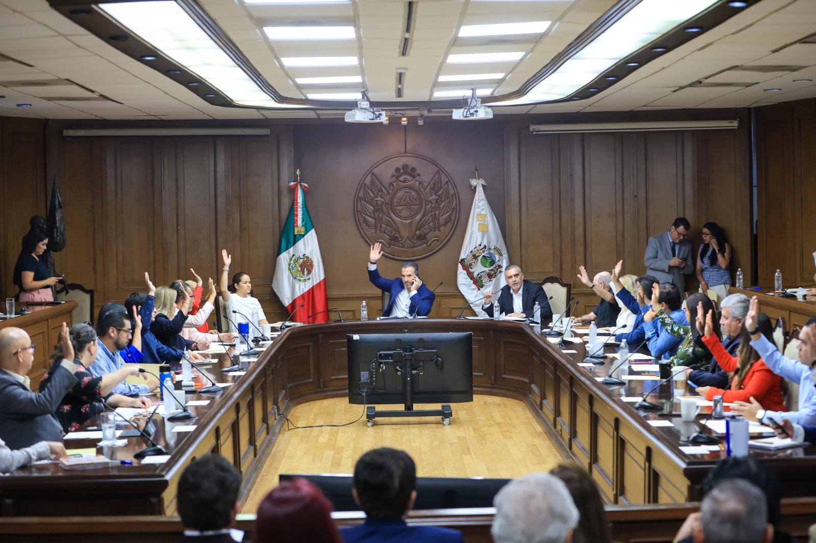 el Ayuntamiento de Monterrey en pleno aprobó otorgar este año la Medalla al Mérito Emprendedor y Empresarial “Lorenzo H. Zambrano Treviño”, edición 2025, al ciudadano Tomás Roberto González Sada.