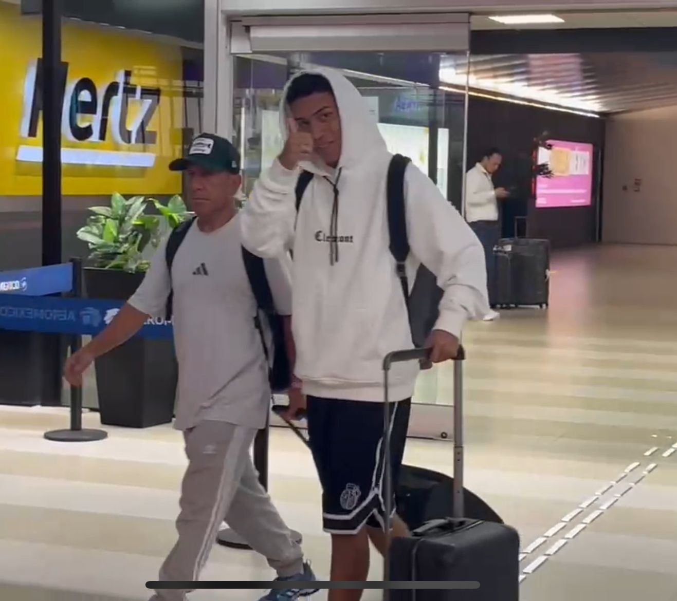 Rojas, arribó alrededor de las 8:30 horas tras viajar de su natal Colombia, con escala en Ciudad de México.