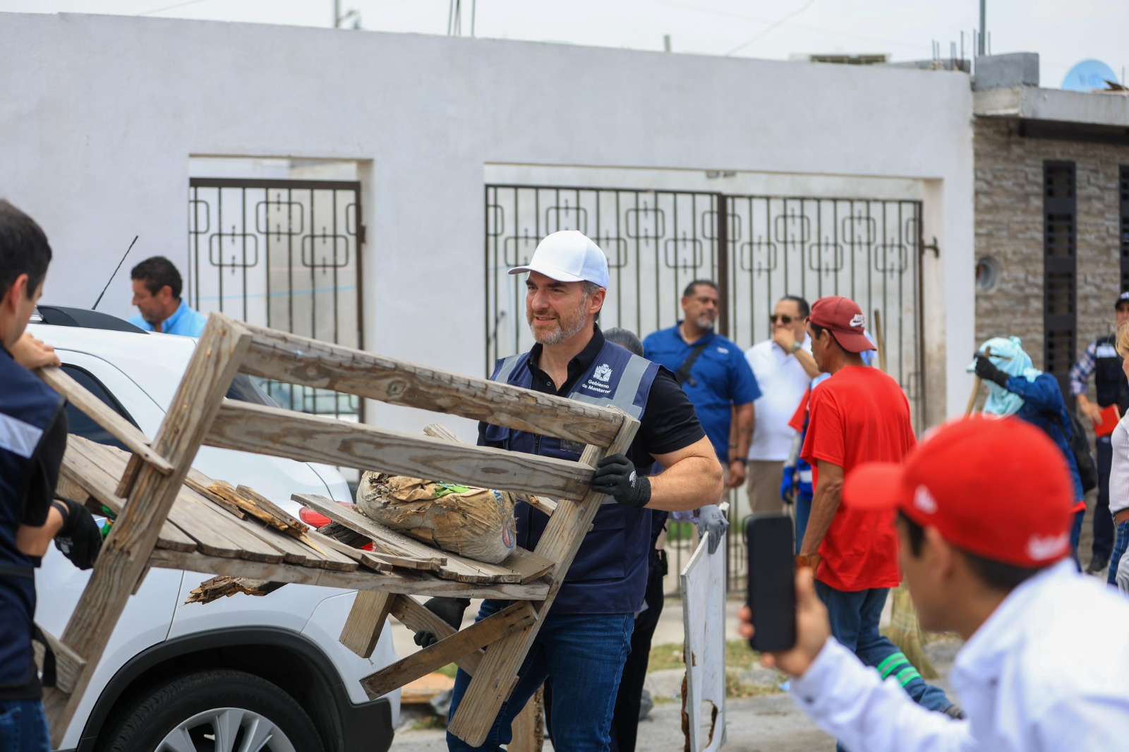 El incremento a los trabajadores, que alcanza hasta un 34 por ciento en promedio, representa el primero desde 2007 para este personal, cuya labor diaria sostiene la limpieza y el orden de la ciudad.